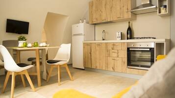 Kamar Quadruple Standar | Dapur kecil pribadi | Lemari es, oven, kompor, dan peralatan masak/sendok-piring