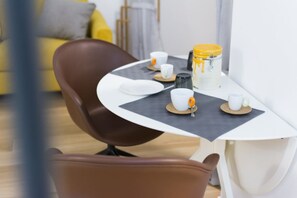 Decoració individual, mobiliari individual, escriptori i wifi gratuïta 