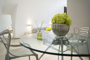 Standard-Vierbettzimmer | Essbereich im Zimmer