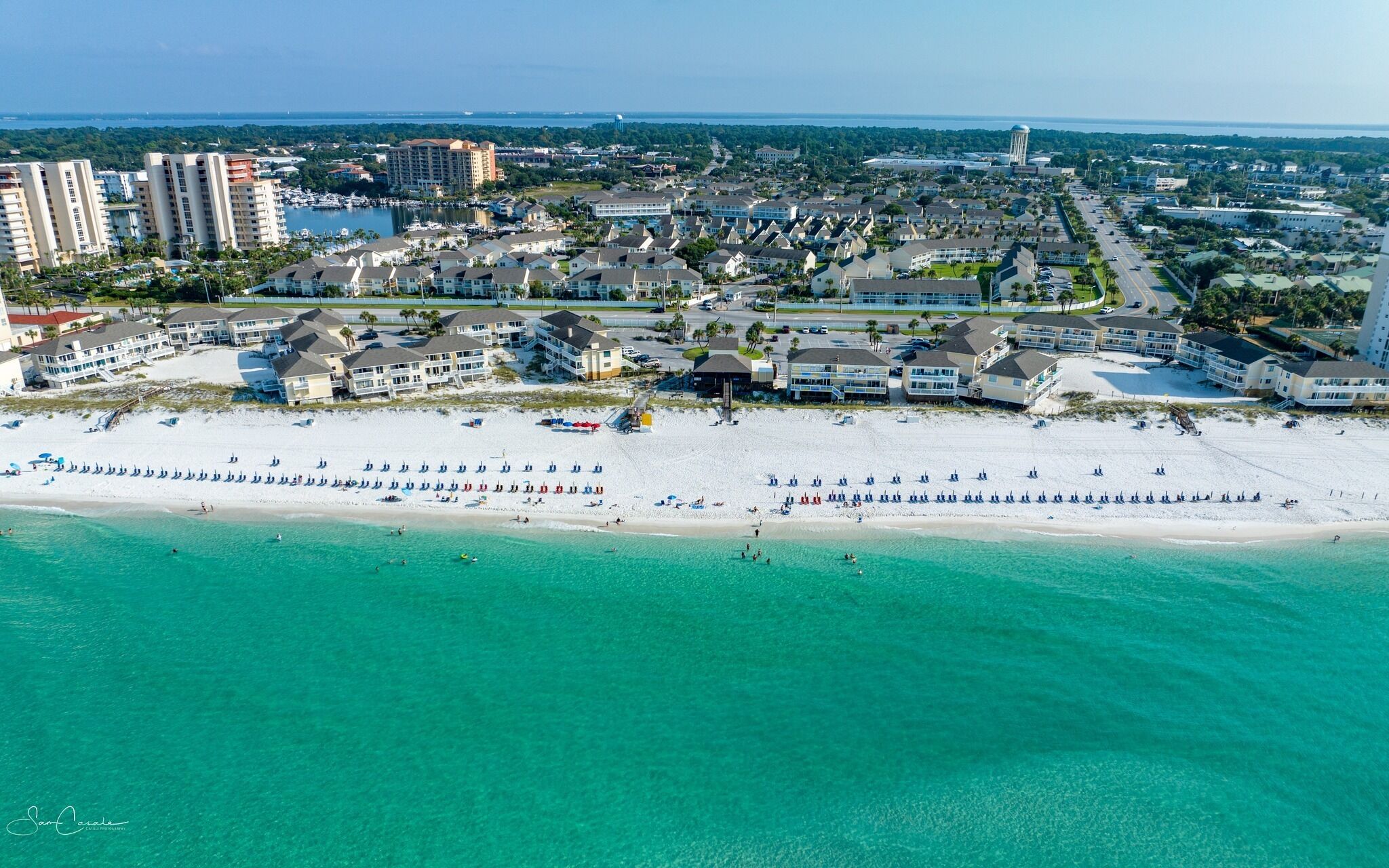 ビーチの近く、サンラウンジャー