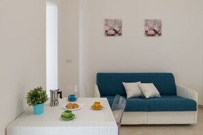 베이직 빌라, 침실 2개 | 거실 공간 | 디지털 채널 시청이 가능한 24인치 TV