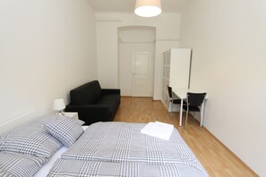 Basic fyrbäddsrum - 2 sovrum - kök | Skrivbord, mörkläggningsgardiner, strykjärn/strykbräda och gratis wi-fi