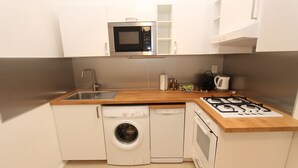 Basic Quadruple Room, 2 Bedrooms, Kitchen | Private kitchenette | Espresso maker, fridge, oven, stovetop - Zizka Home Apartments (Prague)