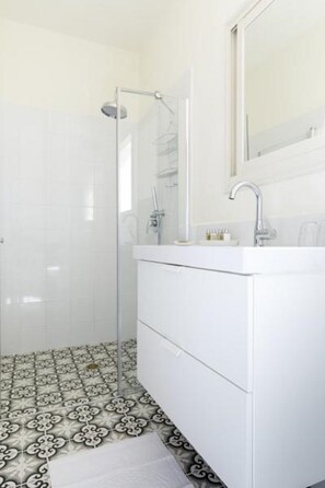City Suite, 1 Queen Bed, Non Smoking | Bathroom | Shower, free toiletries, bathrobes, towels