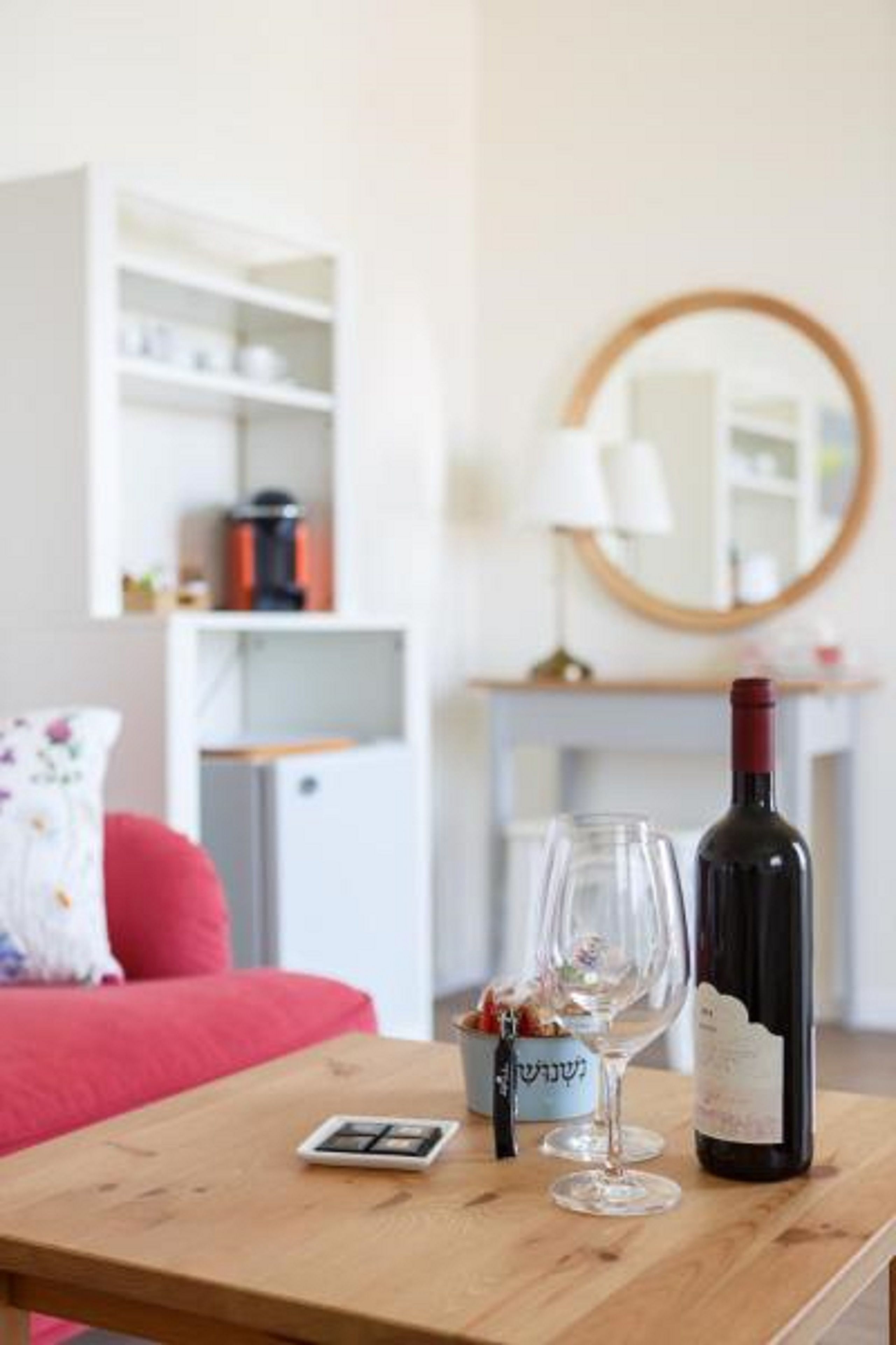 City Suite, 1 Queen Bed, Non Smoking | Living area | Flat-screen TV