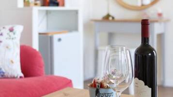 City Suite, 1 Queen Bed, Non Smoking | Living area | Flat-screen TV