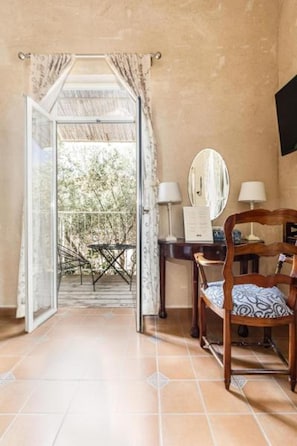 Suite, 1 grand lit, non-fumeurs | Coin séjour | Télévision à écran plat