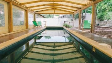 Indoor pool, sun loungers