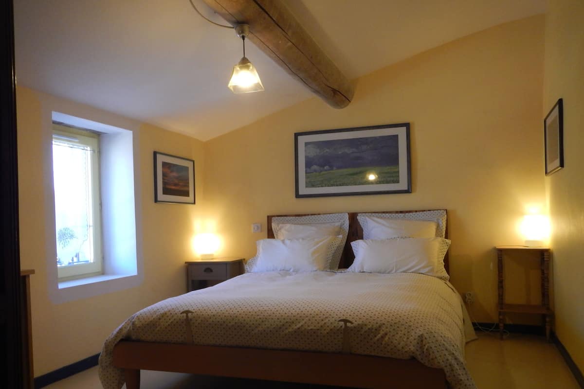 Tweepersoonskamer, 1 queensize bed (Simiane) | Donzen dekbedden, verduisterende gordijnen, beddengoed