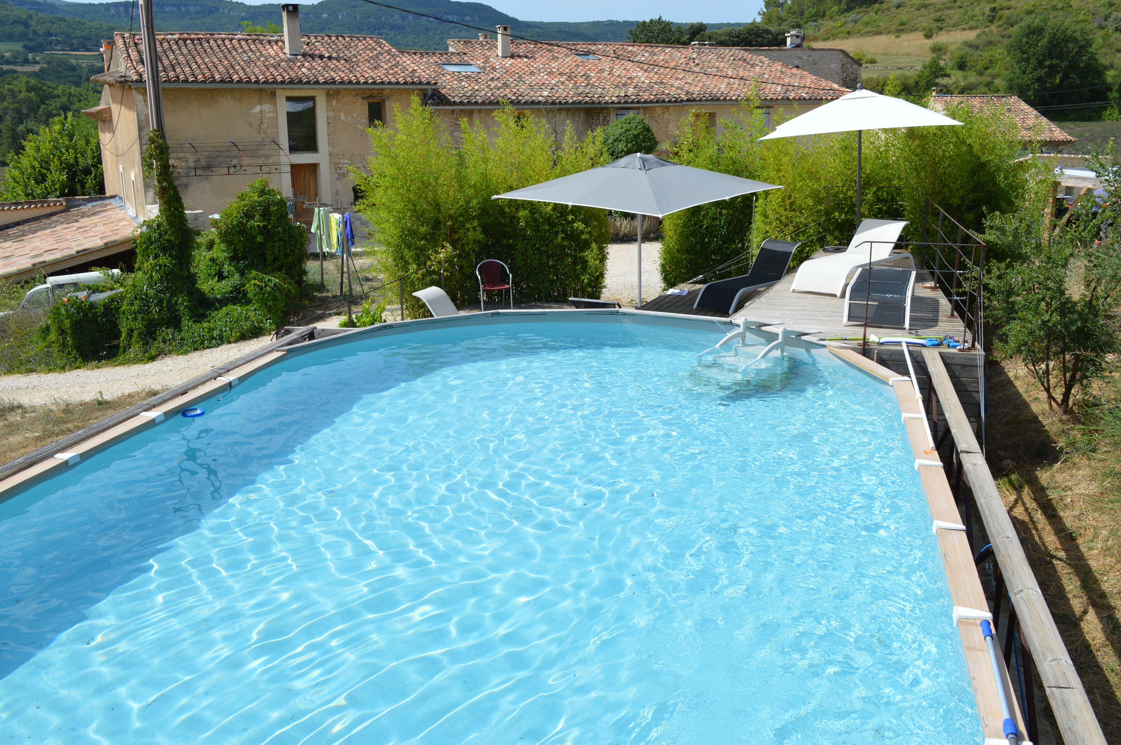 Außenpool (je nach Saison geöffnet), Sonnenschirme, Liegestühle