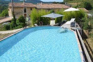 季节性开放的室外游泳池，池畔遮阳伞，日光浴躺椅