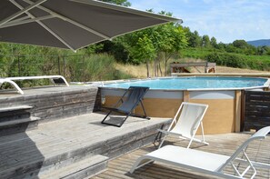 Piscine extérieure (ouverte en saison), parasols de plage