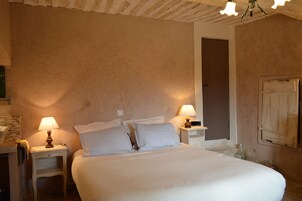 Chambre Familiale, chambres communicantes (Rustrel) | Couette en duvet d'oie, rideaux occultants, draps fournis