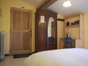 Double Room, 1 Queen Bed (Simiane) | Down duvets, blackout curtains, bed sheets