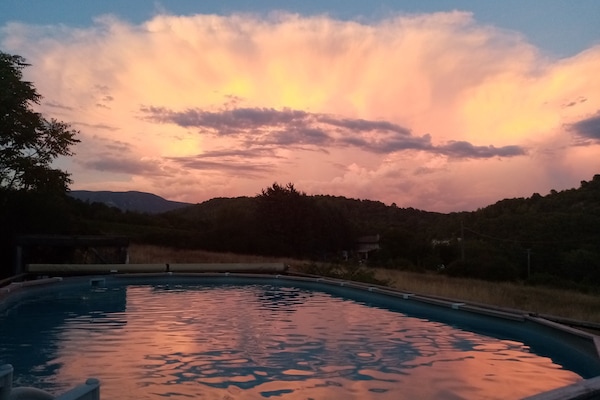 Piscina stagionale all'aperto, ombrelloni da piscina, lettini