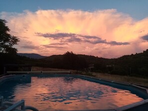 Seasonal outdoor pool, pool umbrellas, sun loungers - B&B Ma Maison de Loin (Apt)