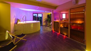 A spa area with a bathtub, wooden flooring, and a seating area with chairs. - Perła Beskidu (Ustron)