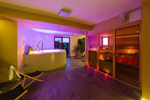 Couples treatment room(s), sauna, hot tub, steam room
