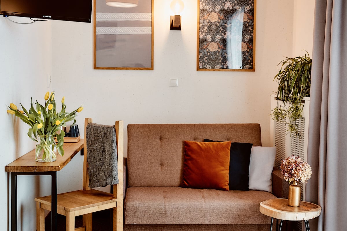 Een bureau, een strijkplank/strijkijzer, babybedden, gratis wifi
