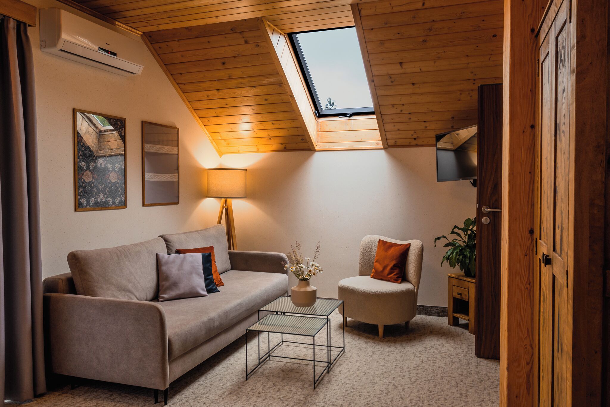 economy suite, 1 double bed, non smoking | desk, iron/ironing board, cots/infant beds, free wifi