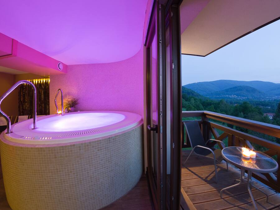 Couples treatment rooms, sauna, hot tub, steam room