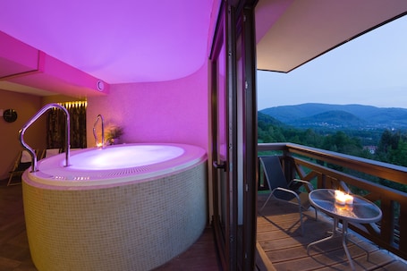 Salas de tratamiento para parejas, un sauna, una bañera de hidromasaje