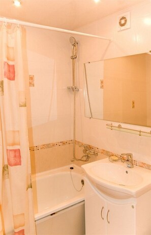 アパートメント (Б-10) | バスルーム | シャワー付き浴槽、ヘアドライヤー、タオル