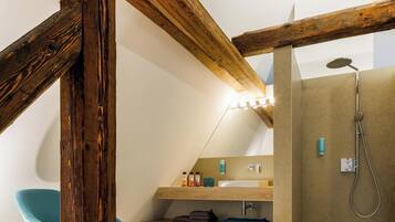 Deluxe-Studio Silva | Badezimmer | Dusche, kostenlose Toilettenartikel, Haartrockner, Handtücher
