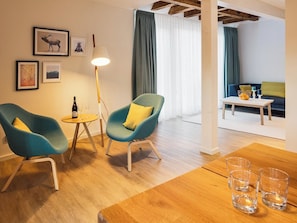 Deluxe-Studio Silva | Tallelokero huoneessa, äänieristys, silitysrauta/-lauta