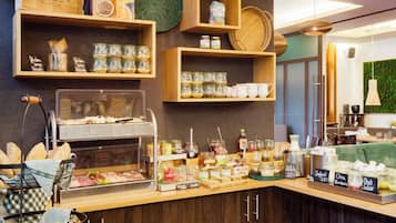 Breakfast and dinner served