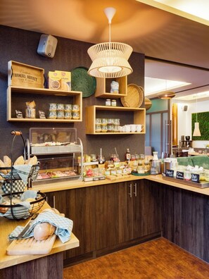 Phục vụ bữa sáng và bữa tối 