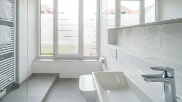 Cosy Double | Banheiro | Chuveiro, secador de cabelo, toalhas de banho