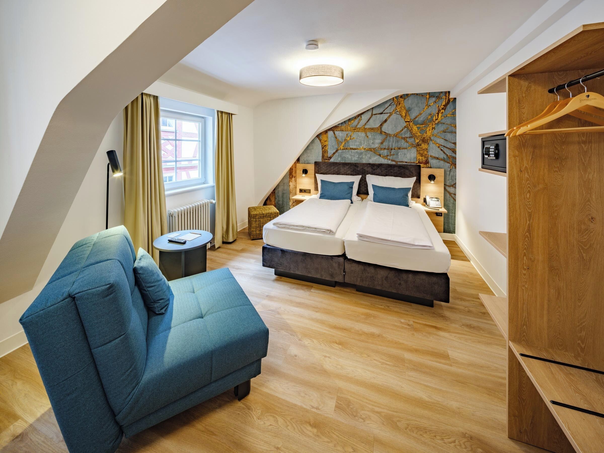 Caja de seguridad en la habitación y escritorio 