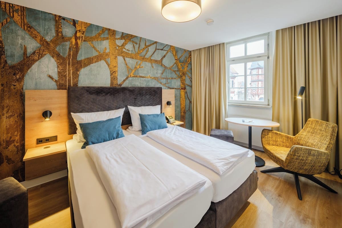 Cosy Double | In-room safe, desk, laptop workspace, WiFi (free)