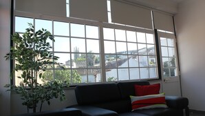 60-cm flat-screen TV with cable channels, TV - Vila Óbidos GuestHouse by Unlock Hotels - Hostel (Obidos)