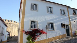Front of property - Vila Óbidos GuestHouse by Unlock Hotels - Hostel (Obidos)