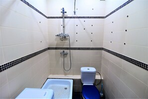 Departamento | Baño | Tina con regadera, tina profunda, amenidades de baño gratuitas 