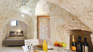 Apartment | 1 bedroom, individually decorated, individually furnished, desk