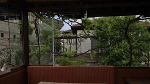 A room with a view of a traditional building and trees. - Efe Guest House (Safranbolu)