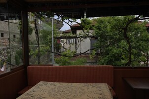 Una habitación con vista a un edificio tradicional y árboles.