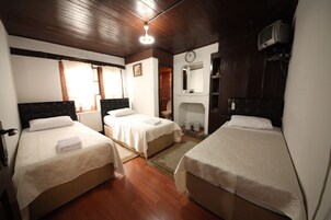 Escritorio, wifi gratis y ropa de cama 