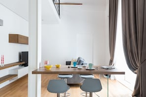 Appartement, 2 chambres | Repas dans la chambre