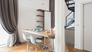 Apartment, 2 Schlafzimmer | Essbereich im Zimmer
