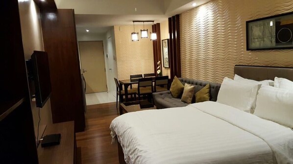 Executive Studio | Premium bedding, Select Comfort beds, minibar, in-room safe