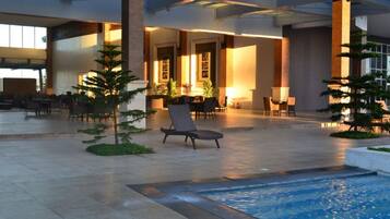 Indoor pool, 2 outdoor pools
