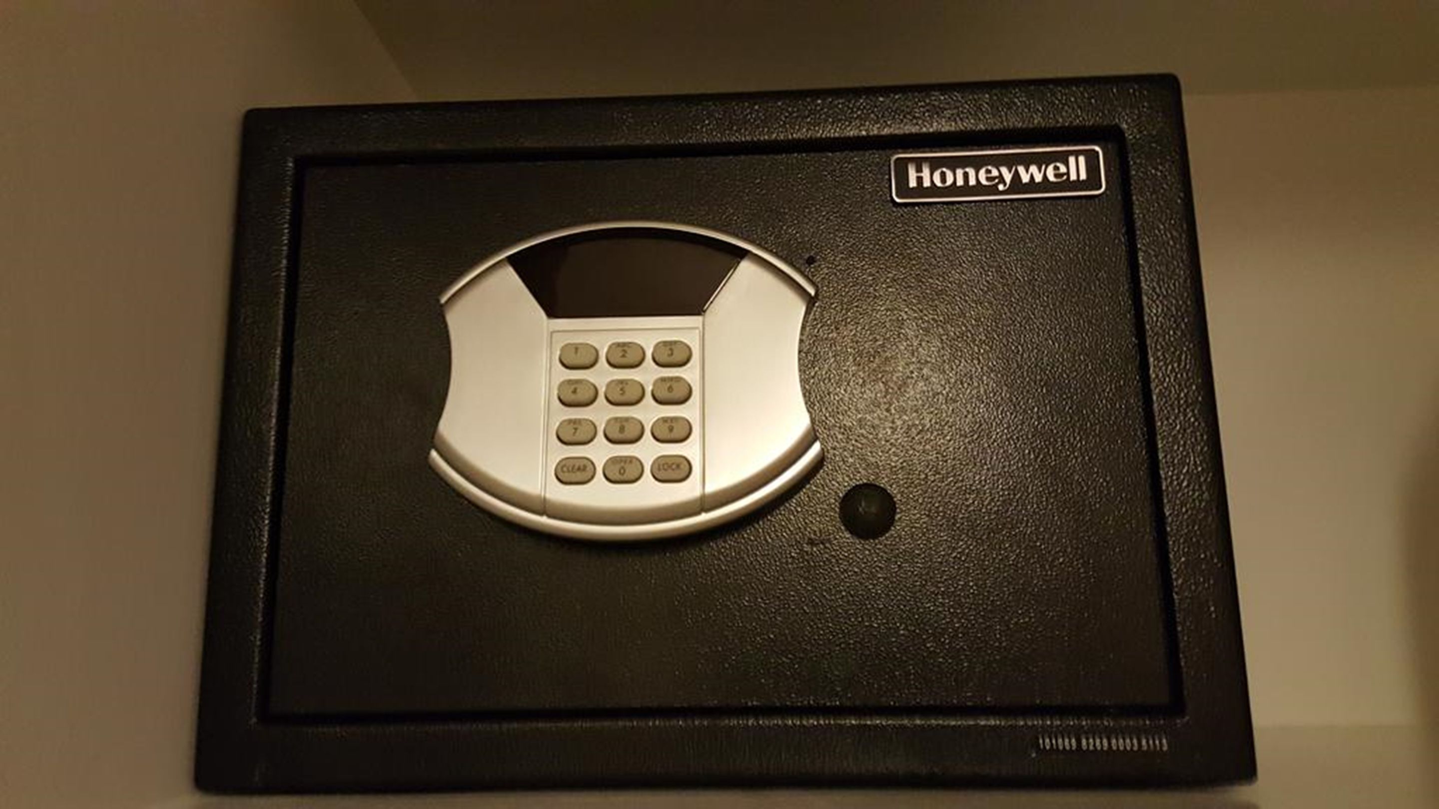 Cerradura con teclado Honeywell en un marco negro.