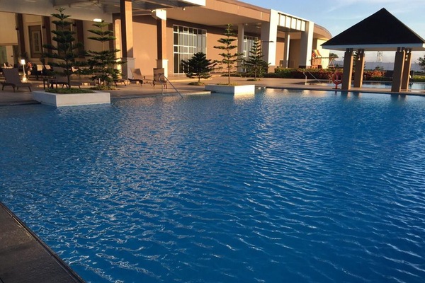 Kolam renang tertutup, 2 kolam renang terbuka