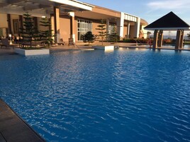 Indoor pool, 2 outdoor pools