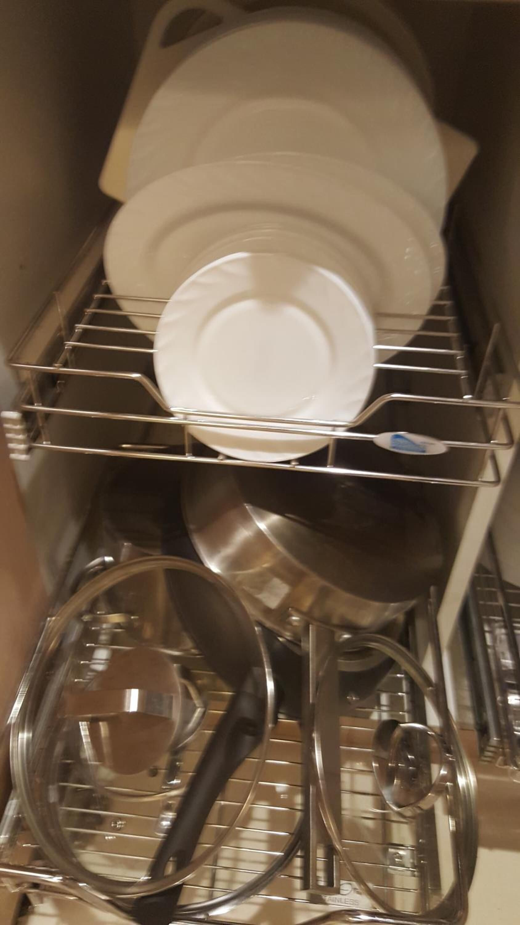 Een keuken met een afwassysteem vol borden en kommen.
