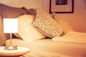 Artículos del minibar gratis, wifi gratis y ropa de cama